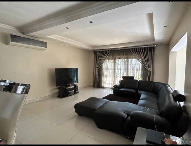 4 BEDROOM HOUSE FOR SALE IN OOS EINDE